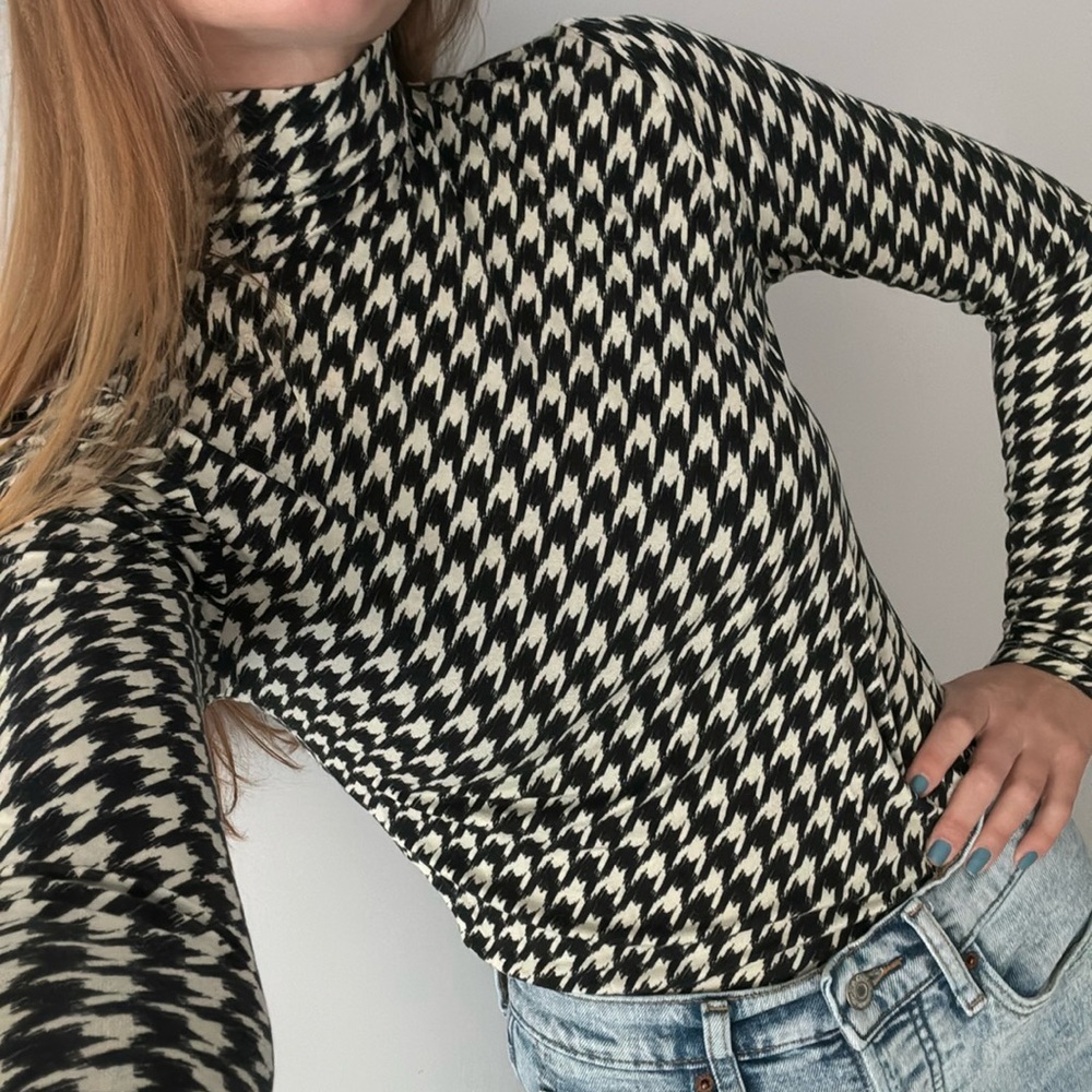 Houndstooth turtleneck